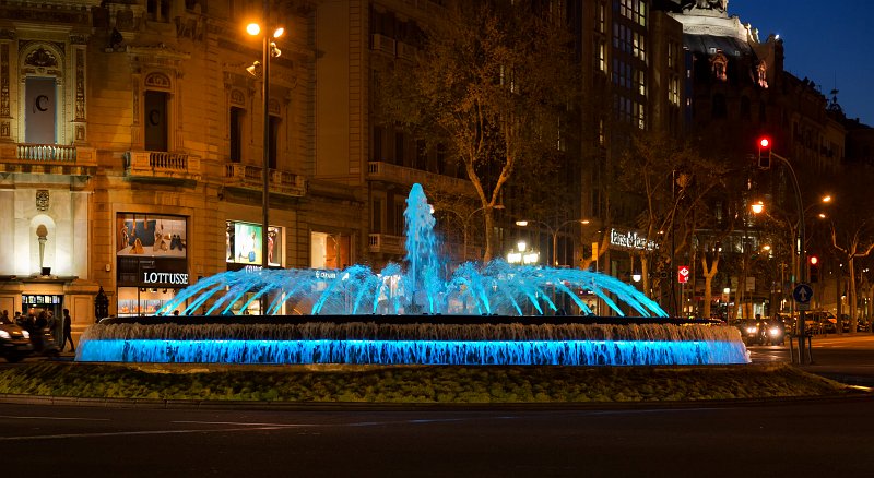 Fountain at Gran Via de les Corts Catalanes by night, Barcelona | Barcelona (Catalonia, Spain) (IMG_8557.jpg)