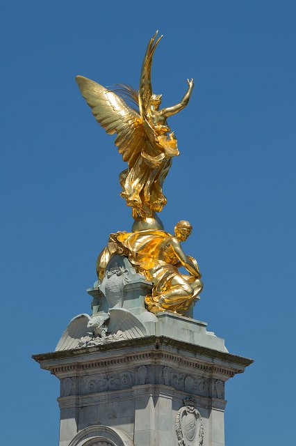 Gilded Bronze Winged Victory on the top of Victoria Memorial, Buckingham Palace, Westminster | London - Part I (IMG_1420.jpg)