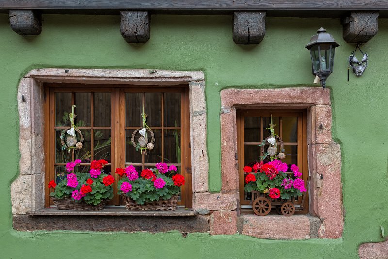 Decorated Windows and Lamp, Riquewihr, Alsace, France | Riquewihr - Alsace, France (IMG_3634.jpg)