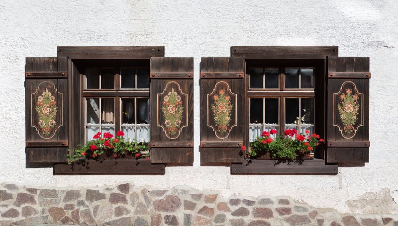 Decorated Windows, Triberg im Schwarzwald, Germany | Triberg im Schwarzwald - Baden-Württemberg, Germany (IMG_2300_03_04_3.jpg)