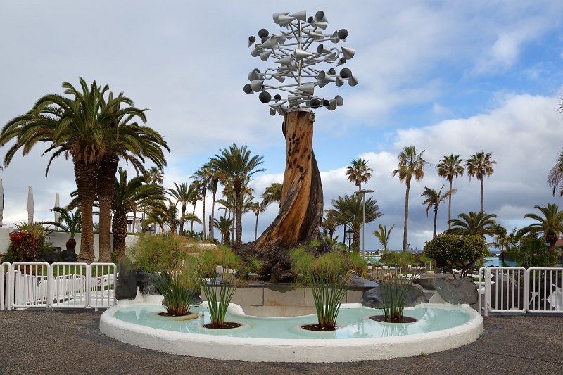 Sculpture by Cesar Manrique at the entrance to Lago Martianez Complex, Puerto de la Cruz, Tenerife | Tenerife I (Puerto de la Cruz, La Orotava and Candelaria) (IMG_1307.jpg)