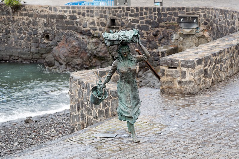 Sculpture of Fisherwoman, Puerto de la Cruz, Tenerife | Tenerife I (Puerto de la Cruz, La Orotava and Candelaria) (IMG_1372.jpg)