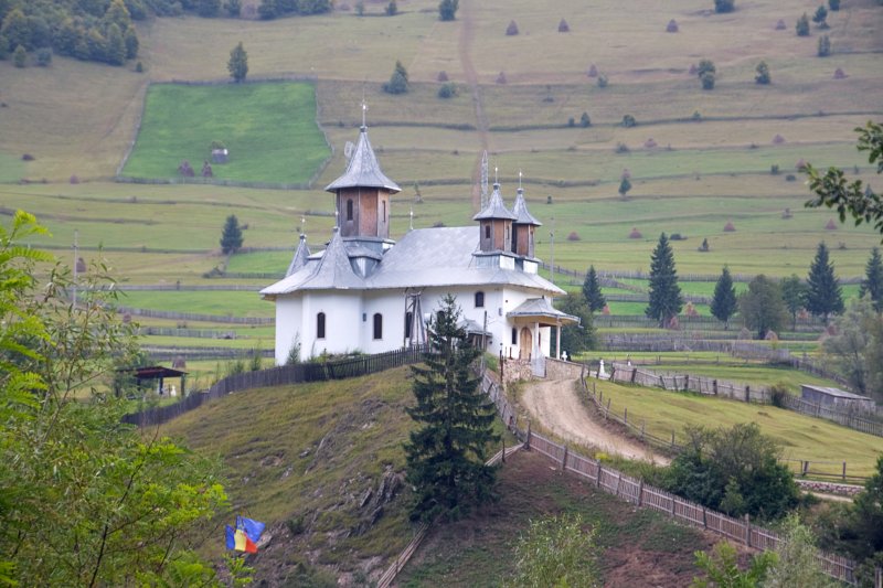 Orthodox Church of Ivanes village, Neamţ county | Monasteries and Churches in Romania (MO07-IMG_0932_f.jpg)
