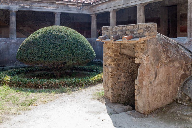 Garden in center of the peristyle of Villa of the Mysteries, Pompeii | Pompeii - The Roman Time Capsule (IMG_2054.jpg)