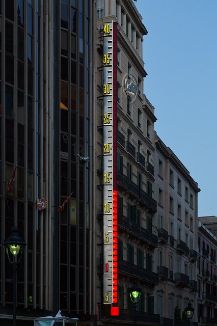Giant Thermomenter at Portal de l'Àngel, Barcelona | Barcelona (Catalonia, Spain) (IMG_8547.jpg)