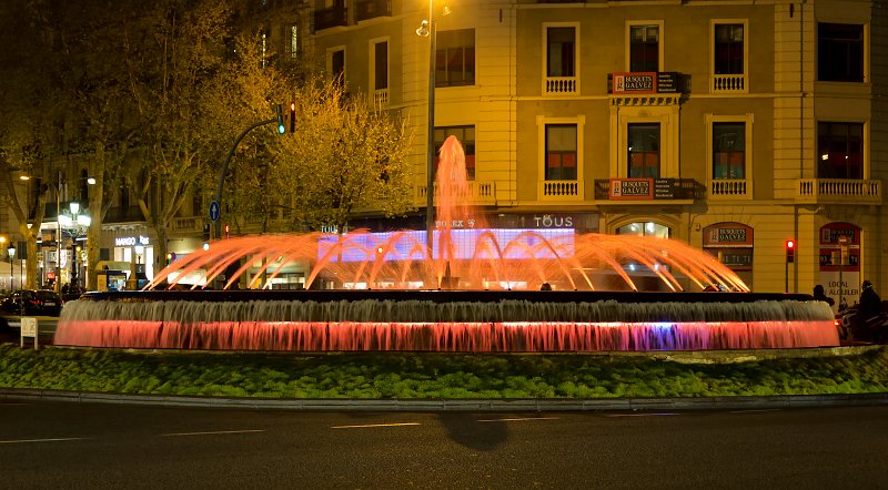 Fountain at Gran Via de les Corts Catalanes by night, Barcelona | Barcelona (Catalonia, Spain) (IMG_8565.jpg)