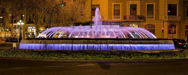 Fountain at Gran Via de les Corts Catalanes, Barcelona | Barcelona (Catalonia, Spain) (IMG_8573.jpg)